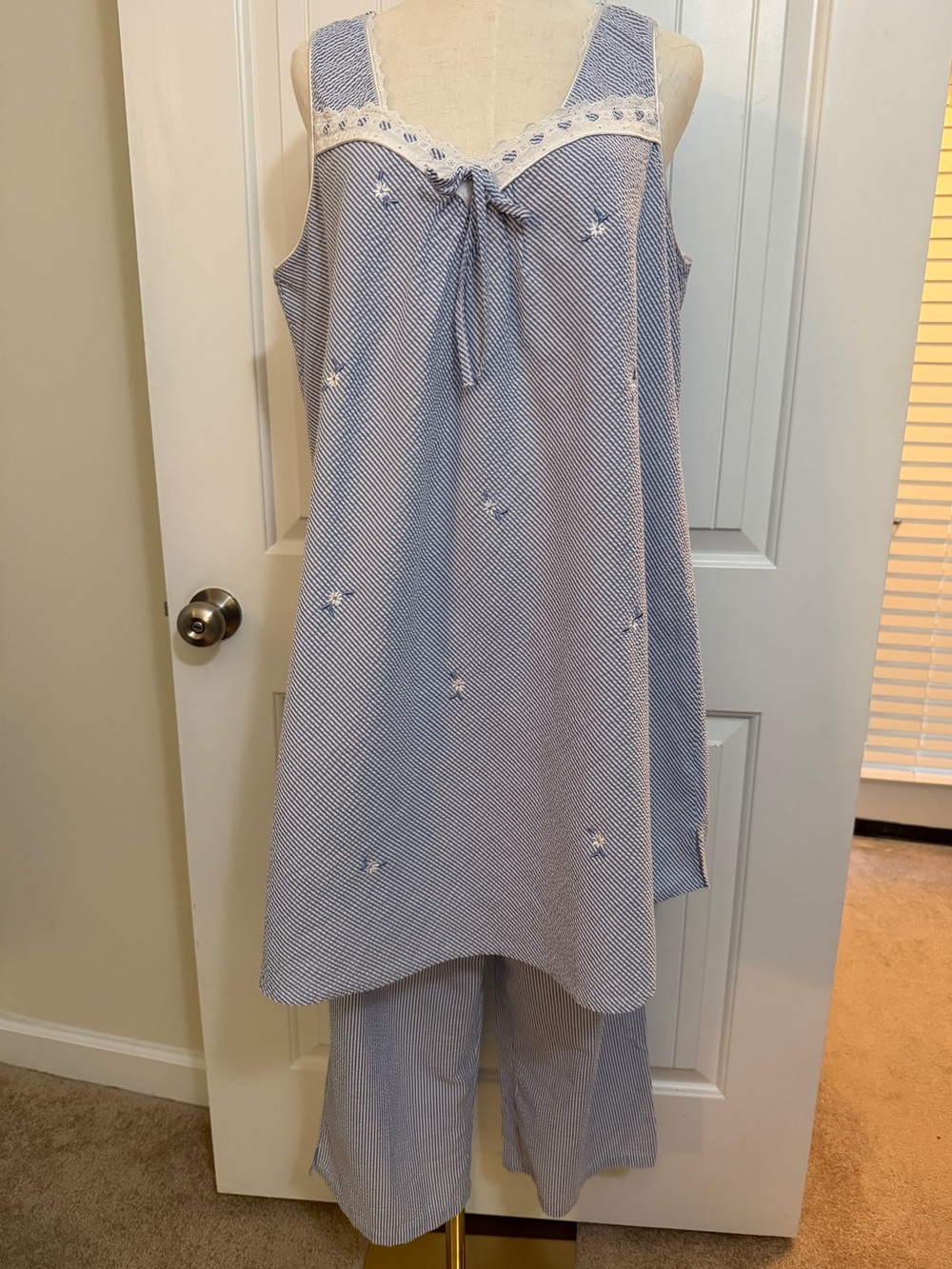 Miss Elaine Seersucker Floral Embroidered Pajamas mixed sz XL/L